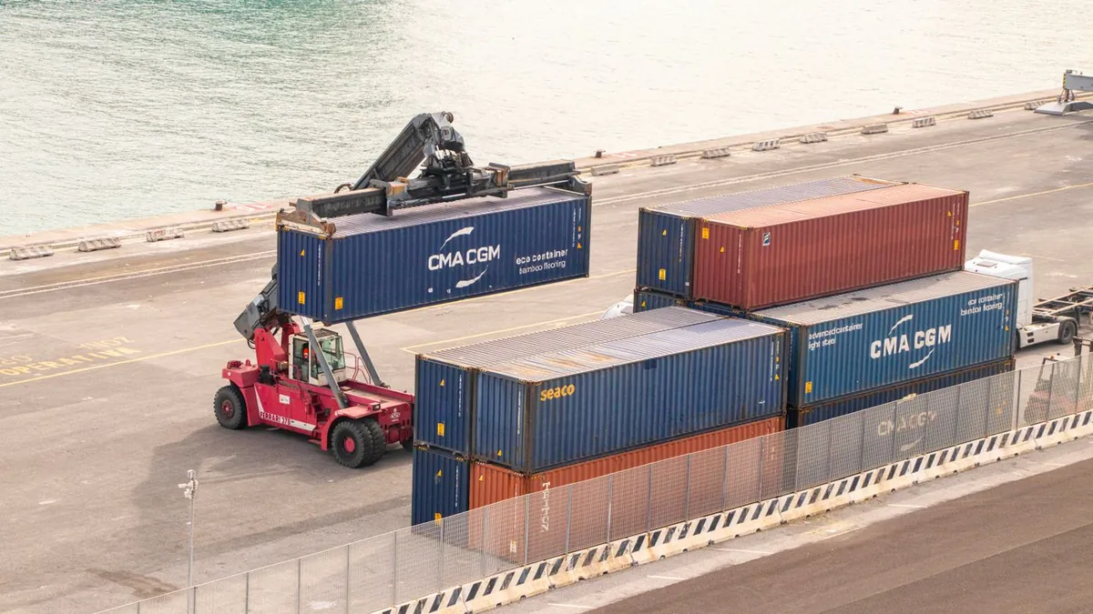 Contenedores de carga en un puerto